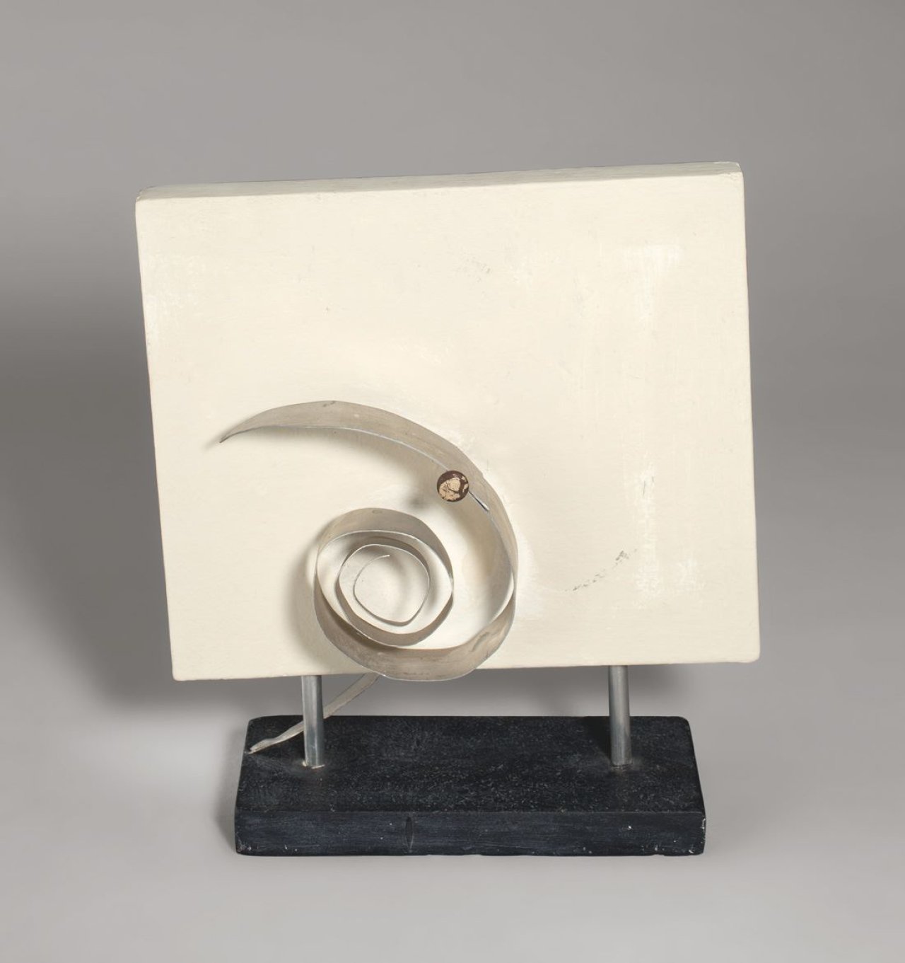 Auf diesem Bild ist das folgende Kunstwerk zu sehen: Hermann Goepfert. „Weißreflektor (Kinetischer Reflektor)“. 1962.