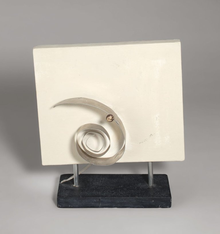 Auf diesem Bild ist das folgende Kunstwerk zu sehen: Hermann Goepfert. „Weißreflektor (Kinetischer Reflektor)“. 1962.
