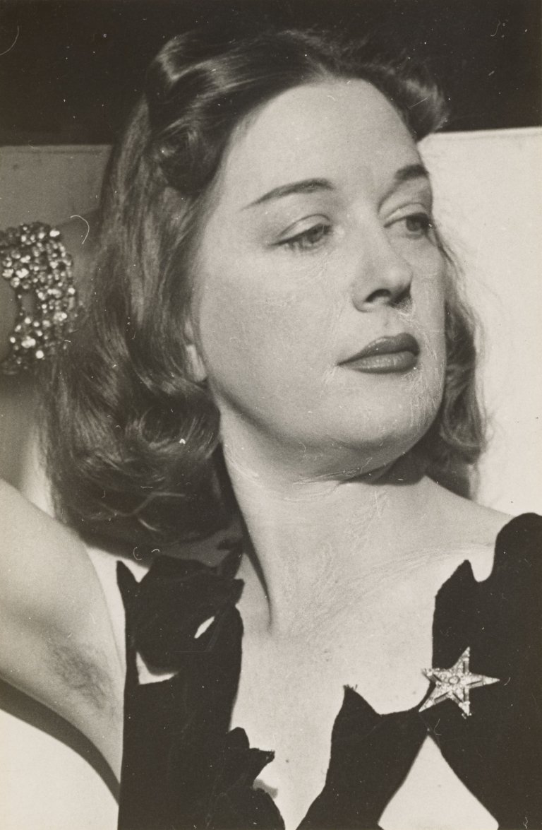Auf diesem Bild ist das folgende Kunstwerk zu sehen:  Man Ray. „Dorothea Tanning“. 1942.