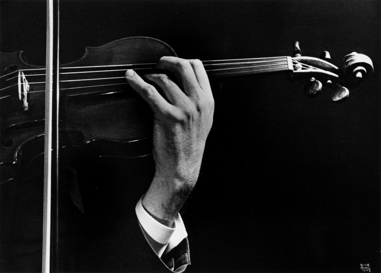 Auf diesem Bild ist das folgende Kunstwerk zu sehen: Ilse Bing. „Szymon Goldbergʼs hand in concert“. 1949.