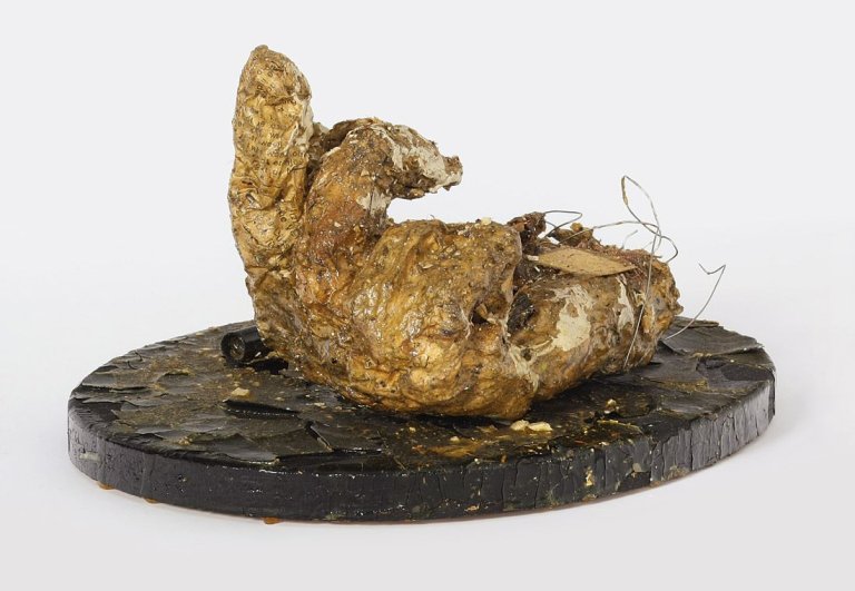 Auf diesem Bild ist das folgende Kunstwerk zu sehen: Daniel Spoerri. „Krims-Krams Magie“ „Totalliquidationsassortiment“. 1971.