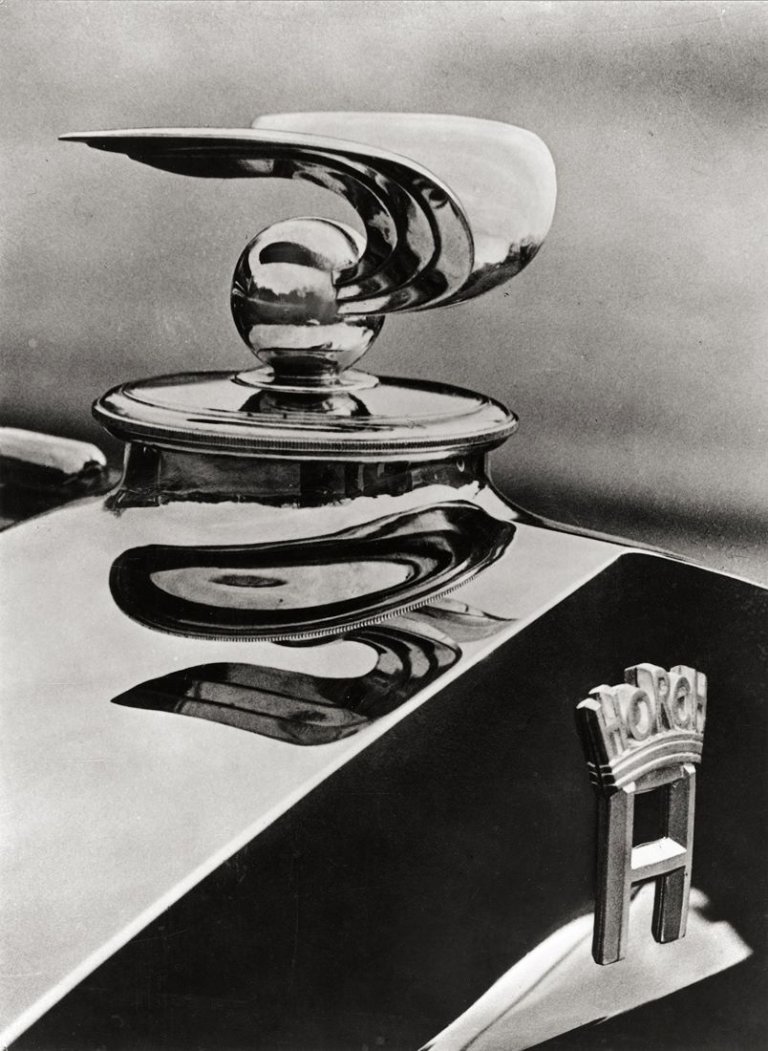 Auf diesem Bild ist das folgende Kunstwerk zu sehen:  Umbo (d.i. Otto Umbehr). Horch-Kühlerfigur. 1929.