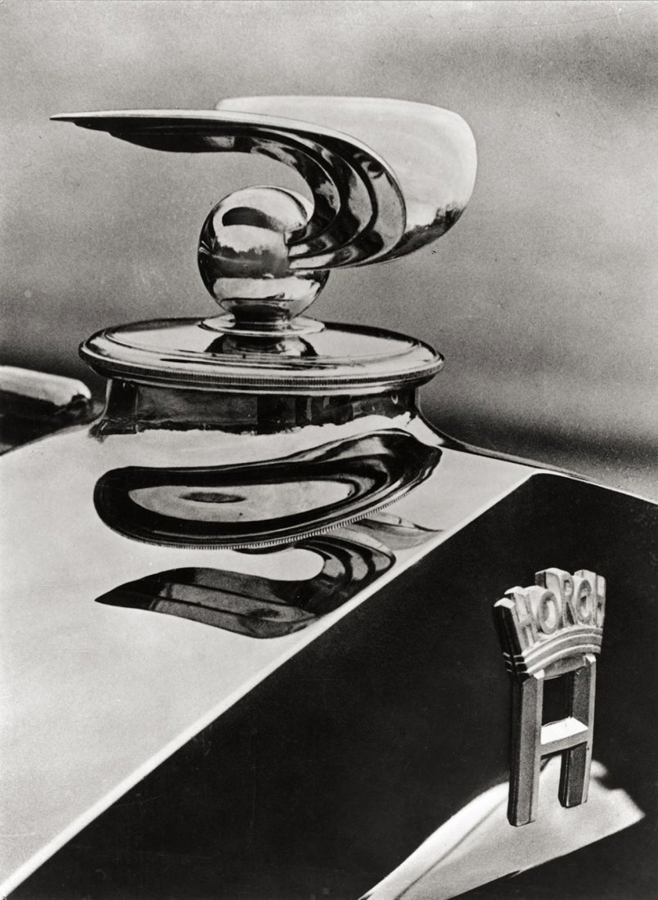 Auf diesem Bild ist das folgende Kunstwerk zu sehen:  Umbo (d.i. Otto Umbehr). Horch-Kühlerfigur. 1929.
