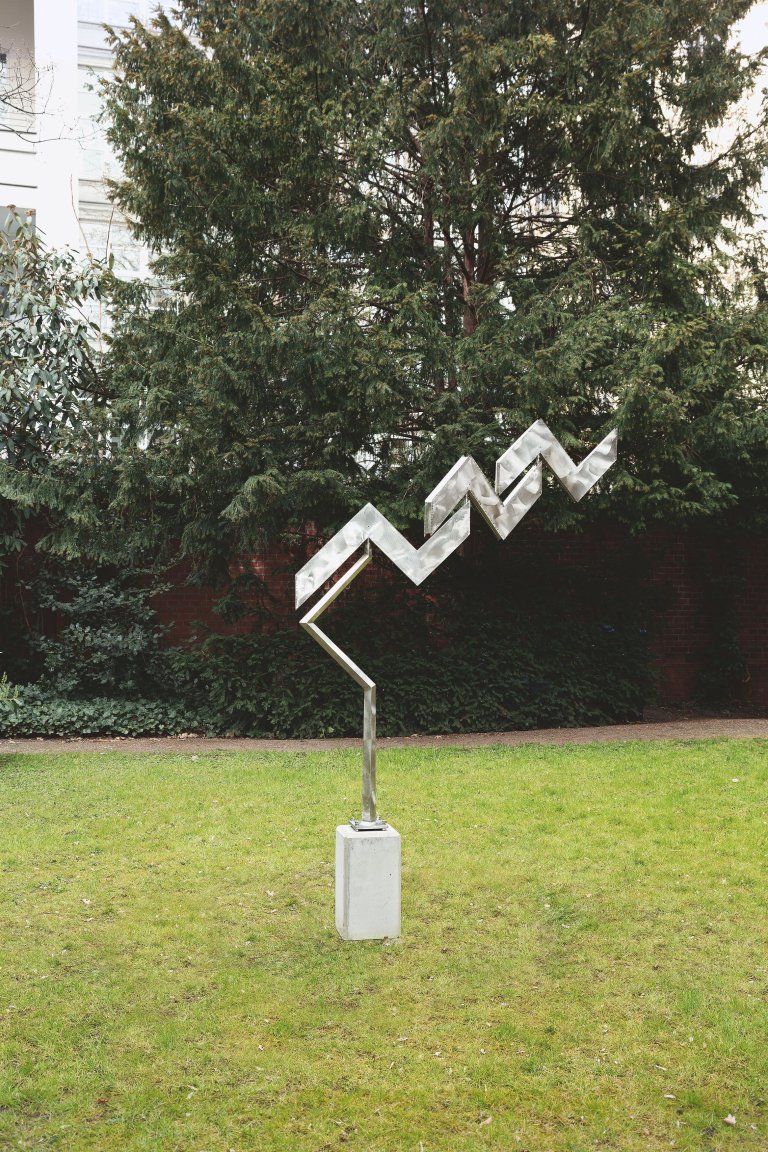 Auf diesem Bild ist das folgende Kunstwerk zu sehen: George Rickey. „Triple N Gyratory II“. 1988.