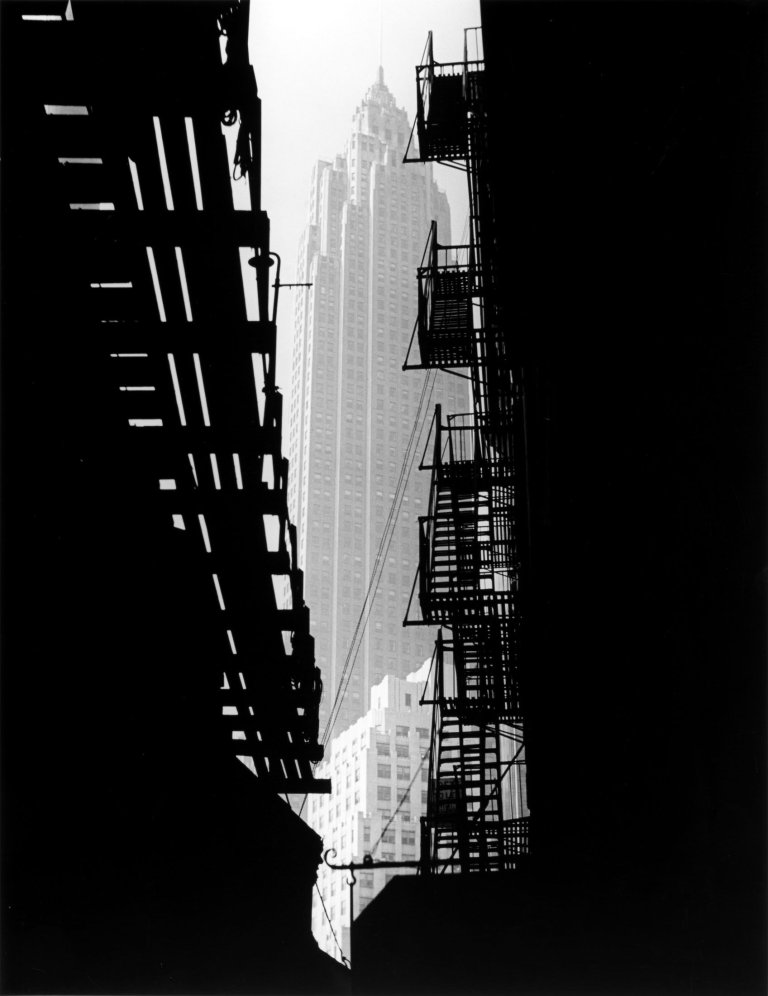 Auf diesem Bild ist das folgende Kunstwerk zu sehen: Andreas Feininger. „Cities Service Bldg.“. 1942.