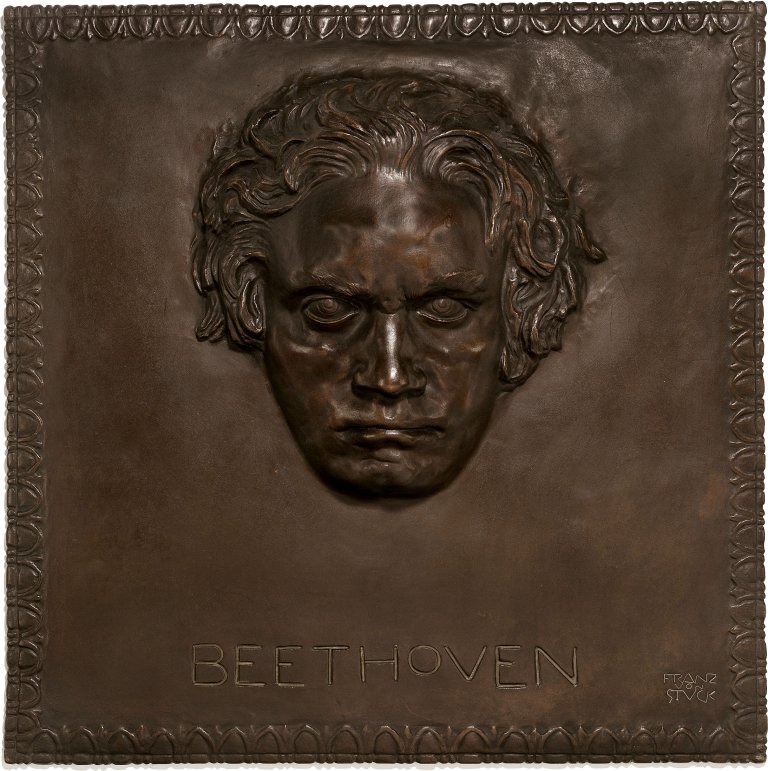 Auf diesem Bild ist das folgende Kunstwerk zu sehen: Franz von Stuck. Relief Beethoven.