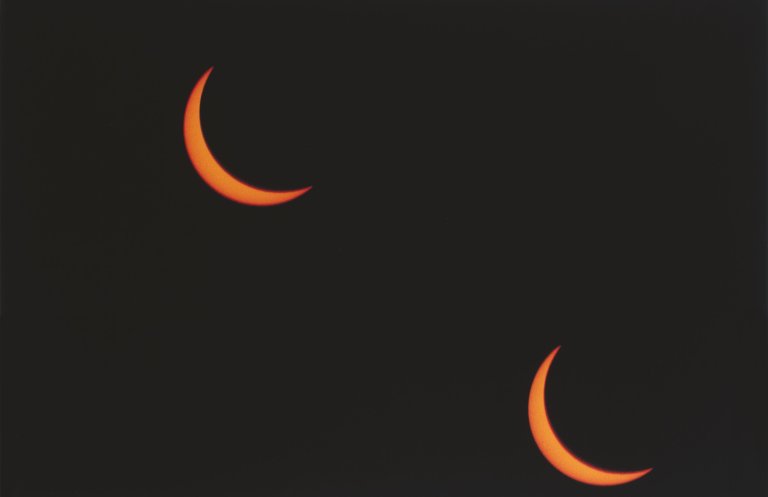 Auf diesem Bild ist das folgende Kunstwerk zu sehen: Tacita Dean. „One Negative, Two Suns, Two Moons“. 2019.