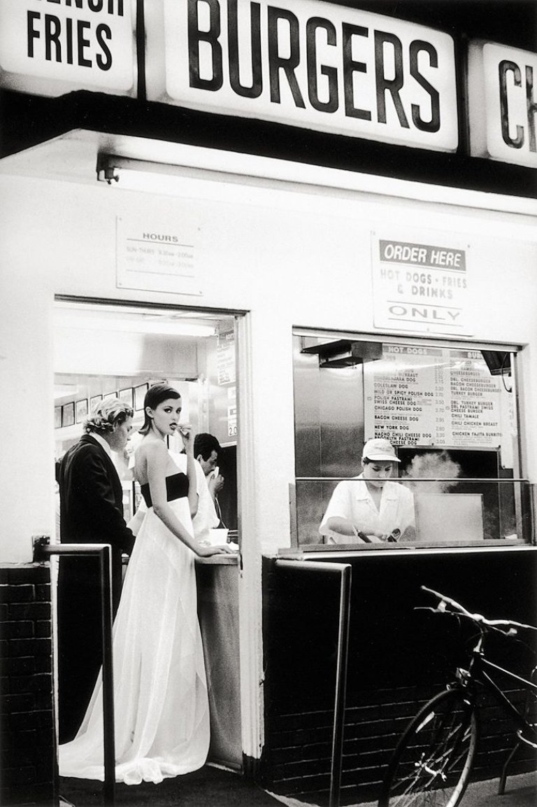 Auf diesem Bild ist das folgende Kunstwerk zu sehen: Pamela Hanson. Hot Dog Stand, Vogue. 1994.