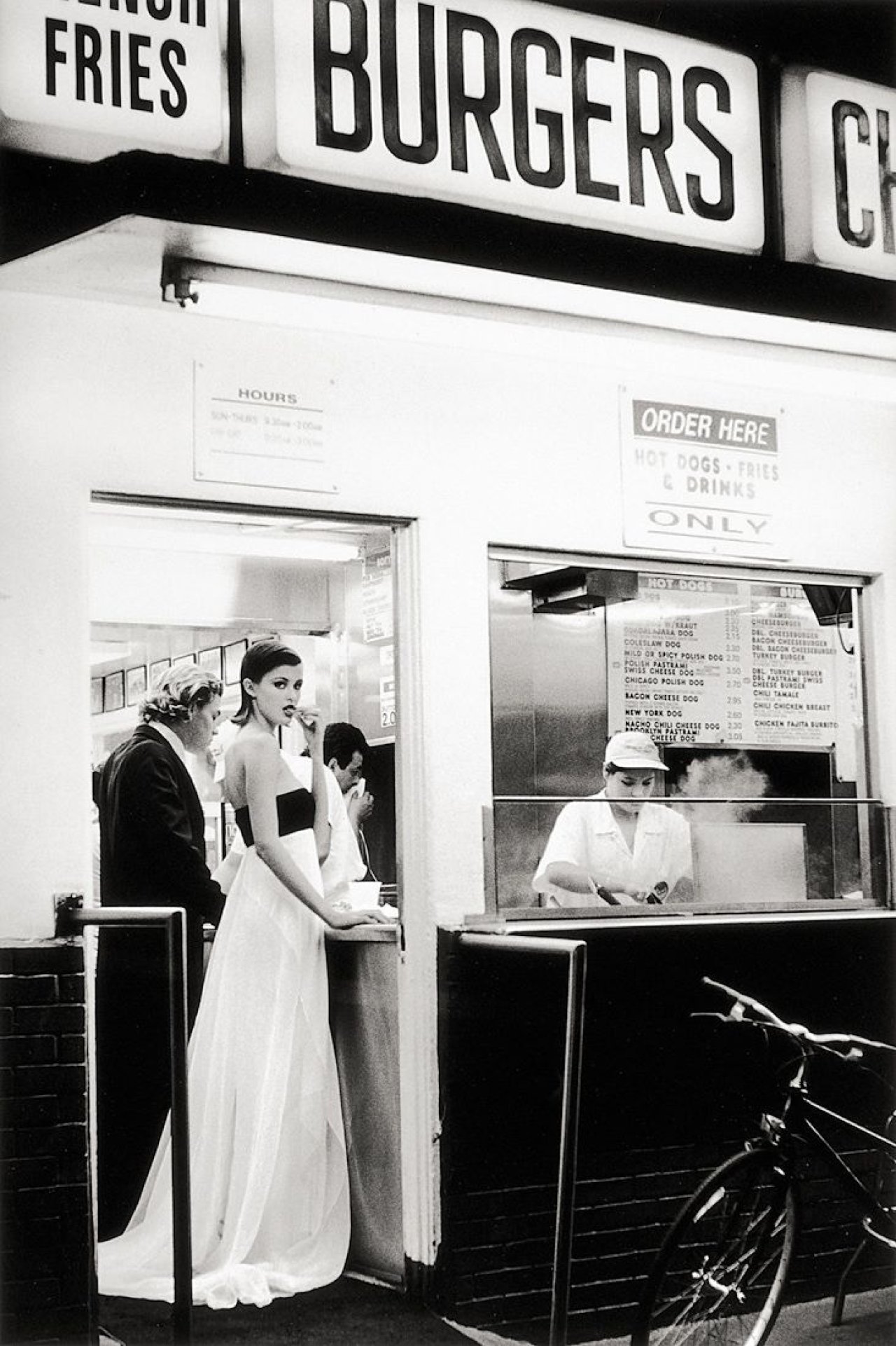 Auf diesem Bild ist das folgende Kunstwerk zu sehen: Pamela Hanson. Hot Dog Stand, Vogue. 1994.
