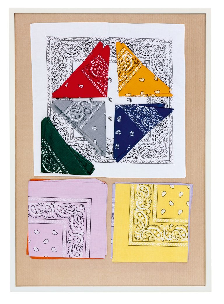Auf diesem Bild ist das folgende Kunstwerk zu sehen: Annette Kelm. „Ohne Titel (Cardboard Paisley, Close Up)“. 2013.