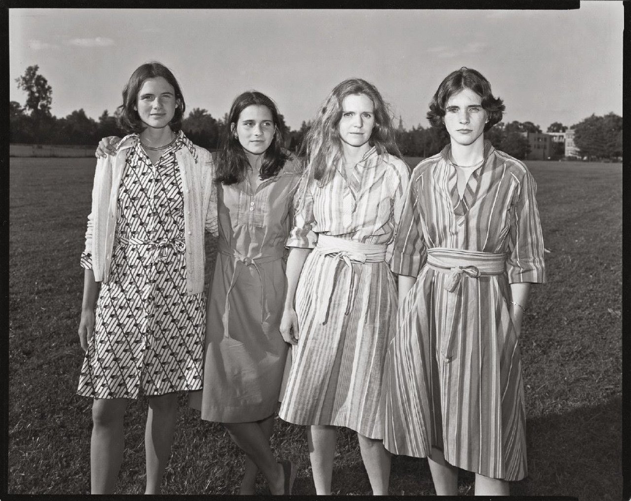 Auf diesem Bild ist das folgende Kunstwerk zu sehen: Nicholas Nixon. The Brown Sisters. „Heather Brown McCann, Mimi Brown, Bebe Brown Nixon, Laurie Brown, Hartford, Conn.“. 1976.
