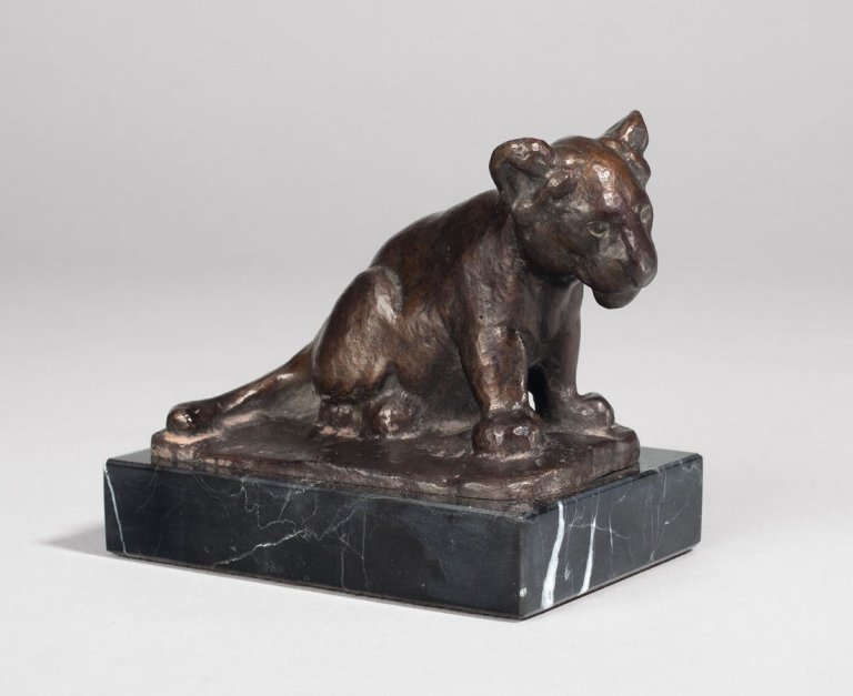 This picture shows the following artwork: August Gaul. „Kleiner sitzender Löwe“. Circa 1898.