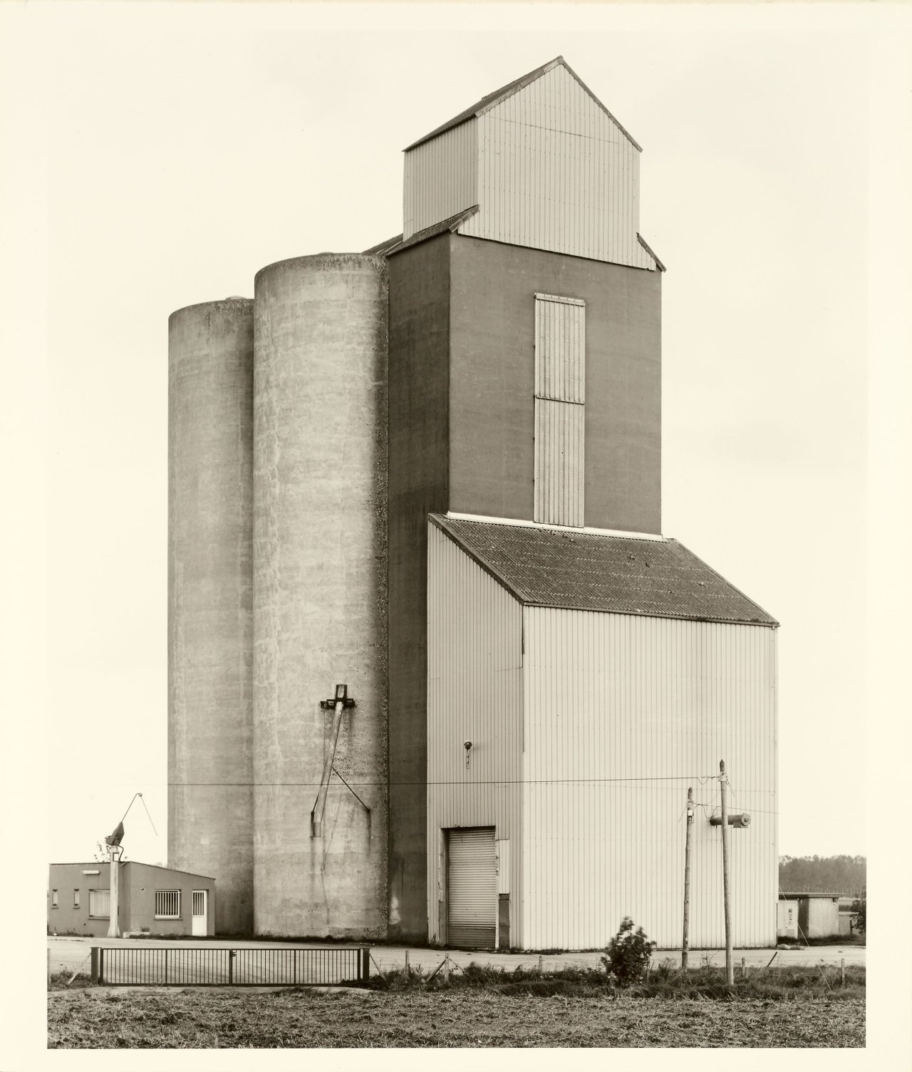 Auf diesem Bild ist das folgende Kunstwerk zu sehen: Bernd und Hilla Becher (Siegen 1931 - 2007 Rostock / Potsdam 1934 - 2015 Düsseldorf). „GRAIN ELEVATOR BERNEVAL-LE-GRAND / DIEPPE. F.“. 2005.