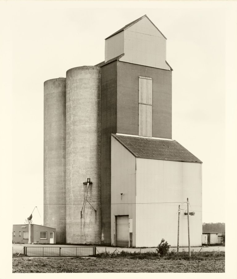 Auf diesem Bild ist das folgende Kunstwerk zu sehen: Bernd und Hilla Becher (Siegen 1931 - 2007 Rostock / Potsdam 1934 - 2015 Düsseldorf). „GRAIN ELEVATOR BERNEVAL-LE-GRAND / DIEPPE. F.“. 2005.
