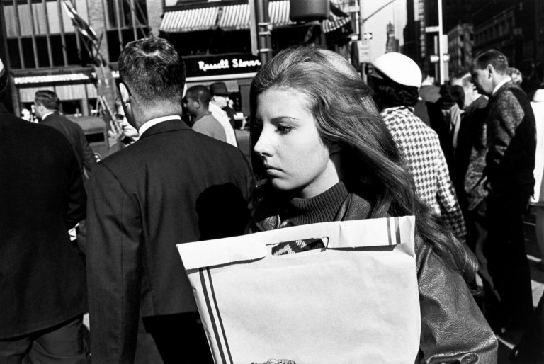 Auf diesem Bild ist das folgende Kunstwerk zu sehen: Garry Winogrand. Ohne Titel, aus der Serie „Women Are Beautiful“. 1960er-1970er Jahre.