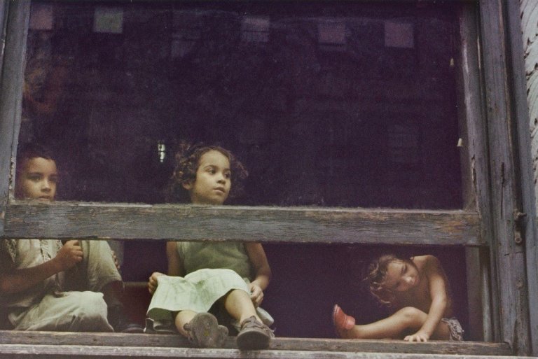 Auf diesem Bild ist das folgende Kunstwerk zu sehen: Helen Levitt. „N.Y.“ (Kinder im Fenster). 1959.