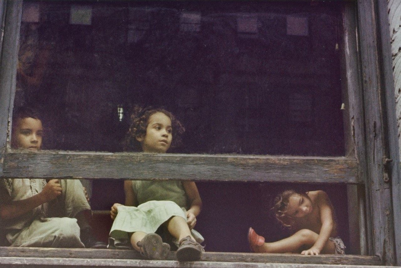 Auf diesem Bild ist das folgende Kunstwerk zu sehen: Helen Levitt. „N.Y.“ (Kinder im Fenster). 1959.