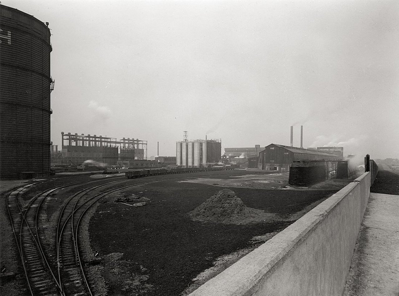 Auf diesem Bild ist das folgende Kunstwerk zu sehen: Albert Renger-Patzsch. Gleisanschlüsse mit Werksanlagen (Ruhrchemie, Oberhausen-Holten). 1933-1934.