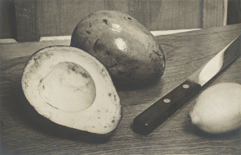 Auf diesem Bild ist das folgende Kunstwerk zu sehen: Paul Outerbridge Jr.. Avocados. 1936.