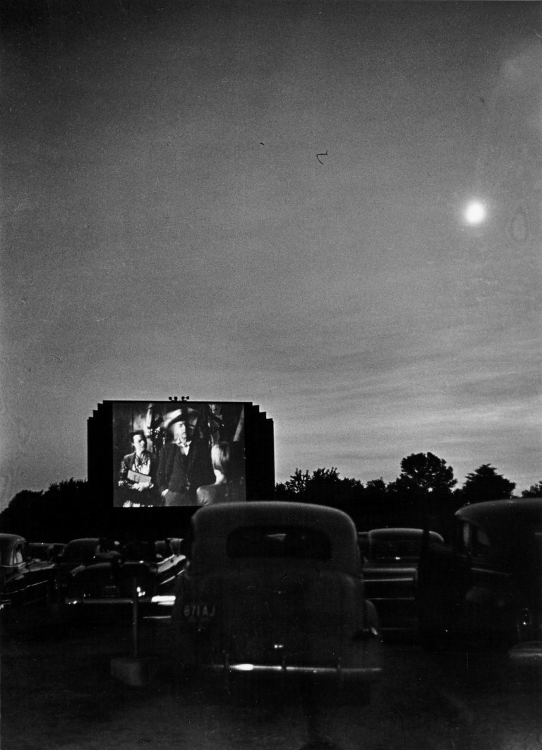 Auf diesem Bild ist das folgende Kunstwerk zu sehen:  Umbo (d.i. Otto Umbehr). Drive-in Kino bei Cincinnati. 1952.