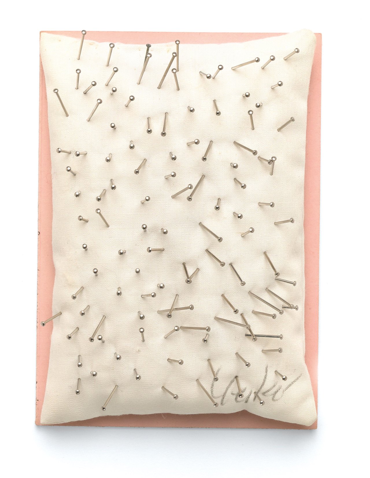 Auf diesem Bild ist das folgende Kunstwerk zu sehen: Günther Uecker. „Hommage à Achim von Arnim und Clemens Brentano“. 1969.