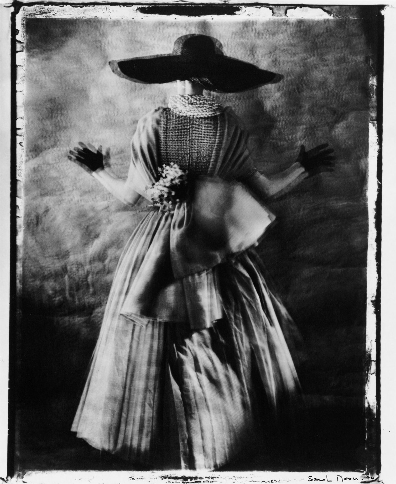 Auf diesem Bild ist das folgende Kunstwerk zu sehen: Sarah Moon (d.i. Hadengue, Marielle). Dior (Marie-Claire Bis). 1990.