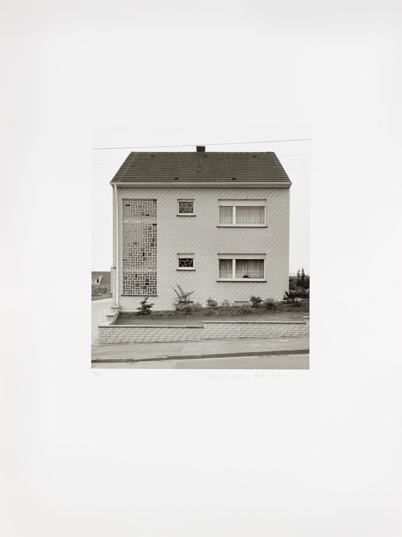 This picture shows the following artwork: Bernd and Hilla Becher (Siegen 1931 - 2007 Rostock / Potsdam 1934 - 2015 Düsseldorf). ”Wohnhaus Jülicher Str. 16, Hoengen bei Aachen”. 1970/90.