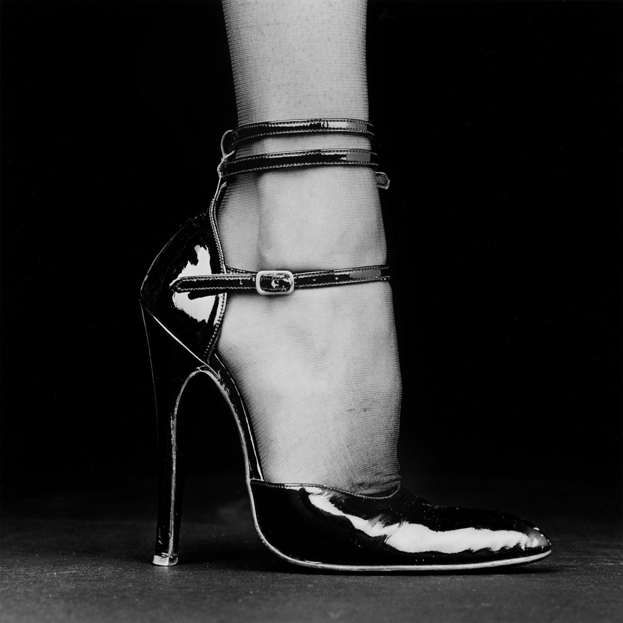 Auf diesem Bild ist das folgende Kunstwerk zu sehen: Robert Mapplethorpe. Melody (Shoe). 1987.