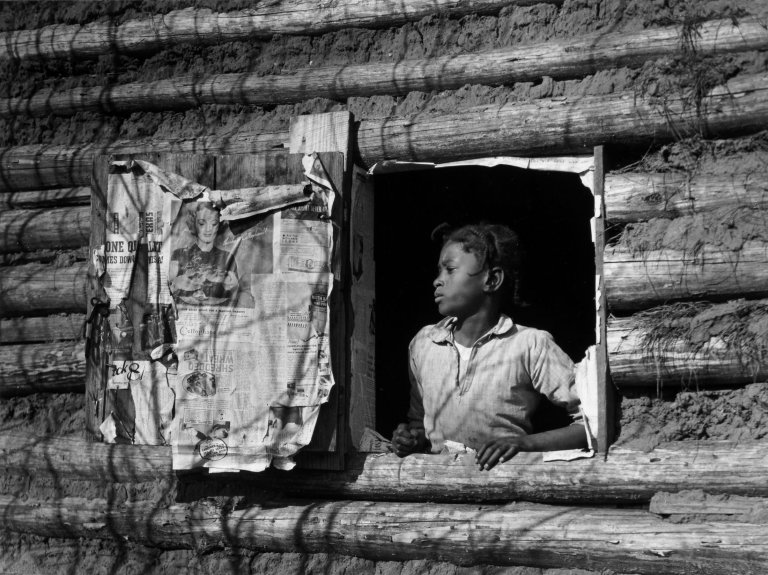 Auf diesem Bild ist das folgende Kunstwerk zu sehen: Arthur Rothstein. Aletia Bendolph in log cabin, Gee's Bend, Alabama. 1937.