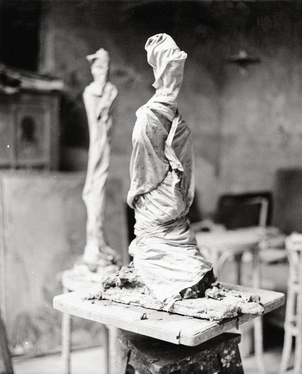 Auf diesem Bild ist das folgende Kunstwerk zu sehen: Herbert Matter. Skulptur im Atelier von Alberto Giacometti. 1960–1965.