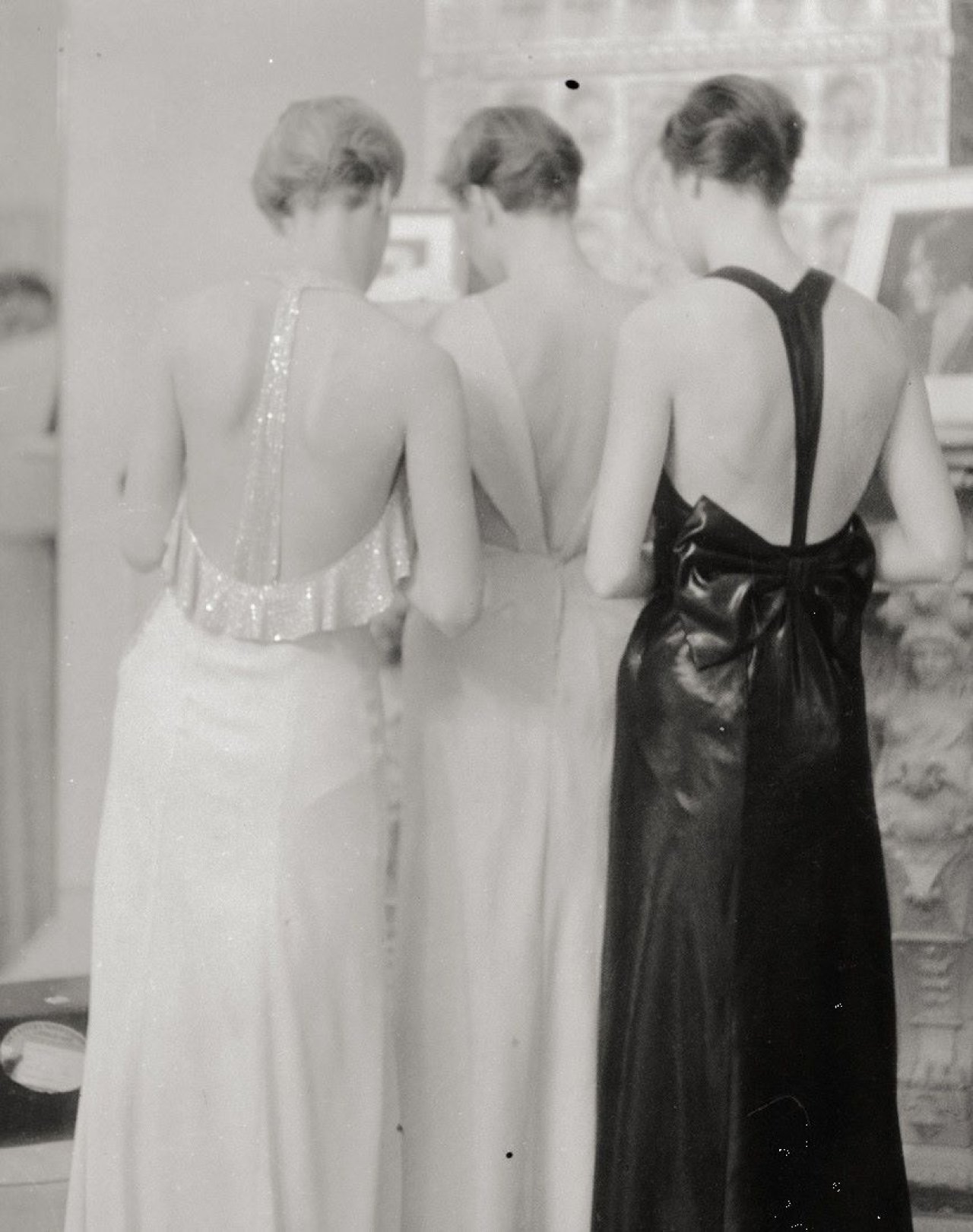 Auf diesem Bild ist das folgende Kunstwerk zu sehen: Marianne Breslauer. „Mannequins, Berlin“. 1932.