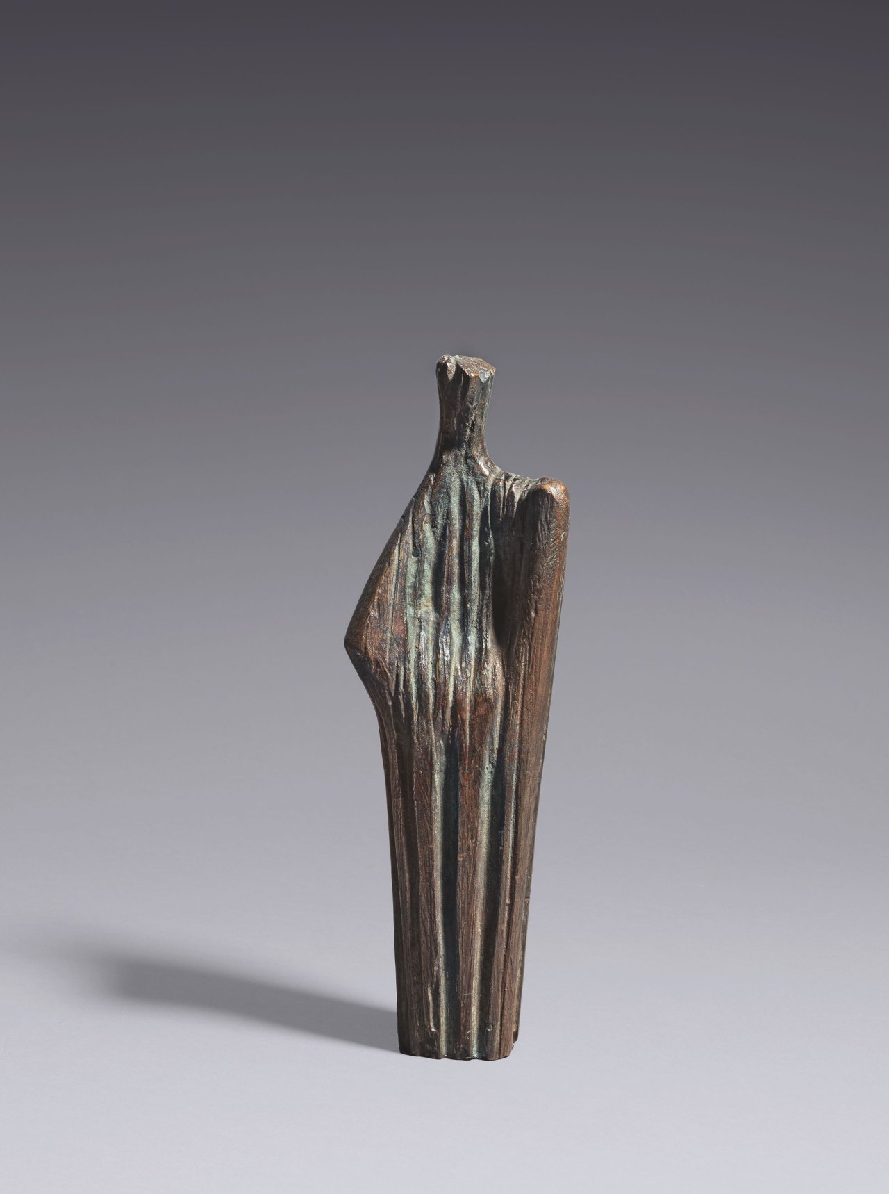 Auf diesem Bild ist das folgende Kunstwerk zu sehen: Karl Hartung. „Stehende Figur“. Um 1954/56.