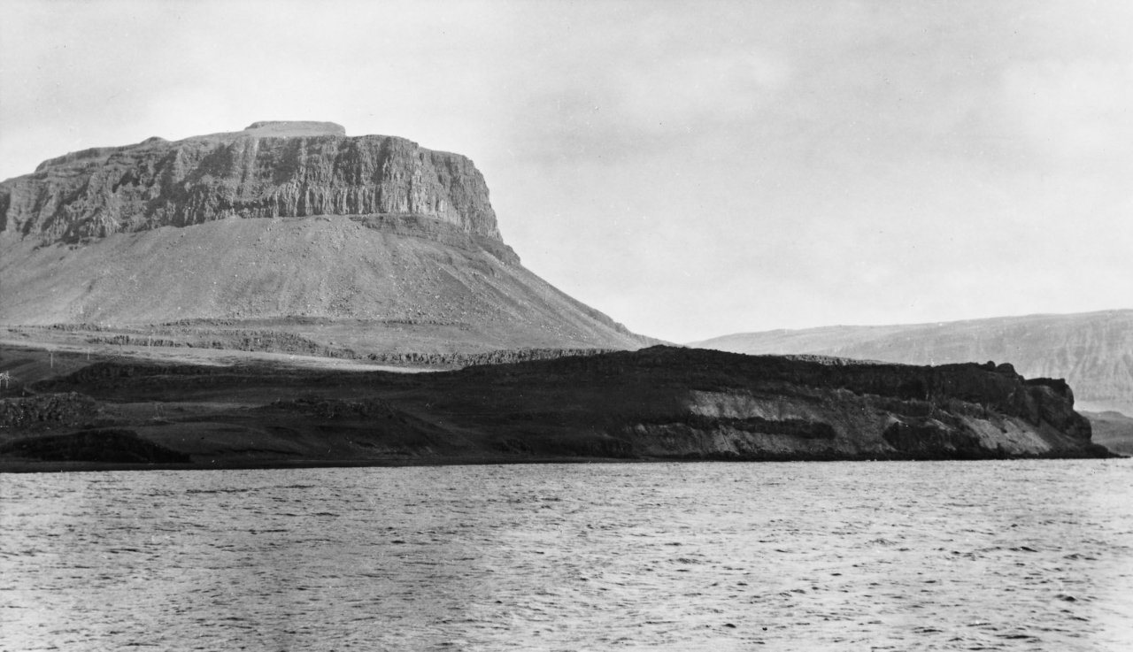 Auf diesem Bild ist das folgende Kunstwerk zu sehen: Alfred Ehrhardt. Walfischbucht, Island. 1938–1943.