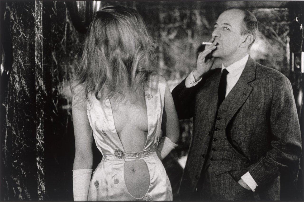 This picture shows the following artwork: Frank Horvat. ”Bernardin und Lola d'Hambourg, Paris”. 1962.