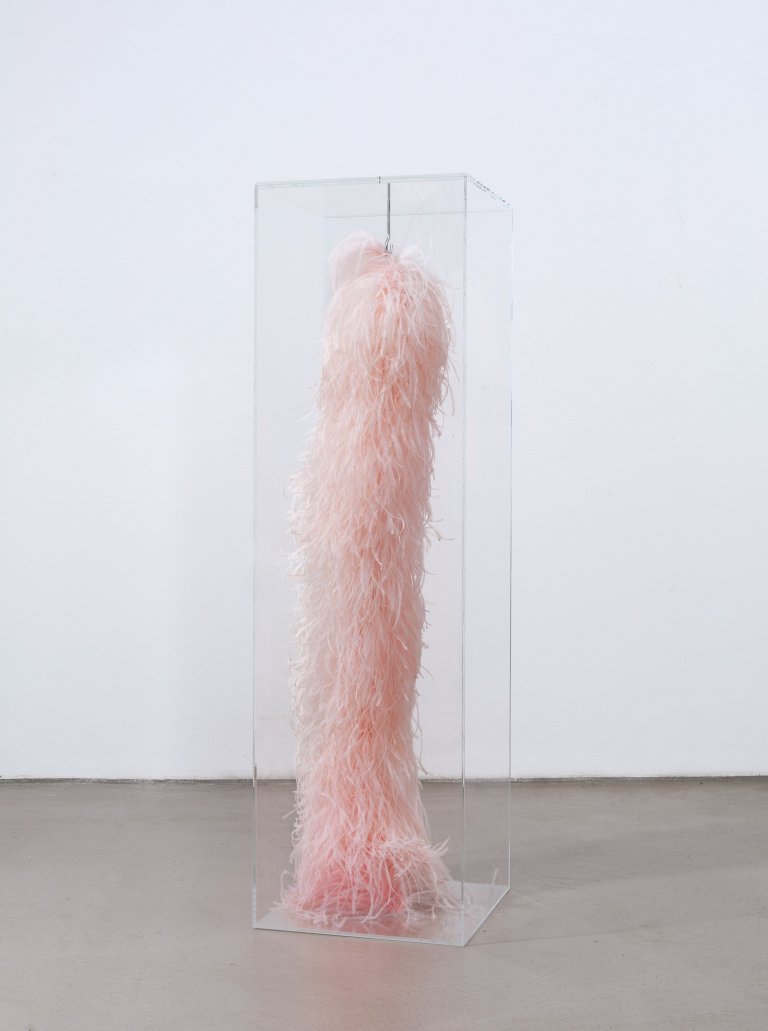 Auf diesem Bild ist das folgende Kunstwerk zu sehen: Sylvie Fleury. „Deep and Dark (pink)“. 2004.