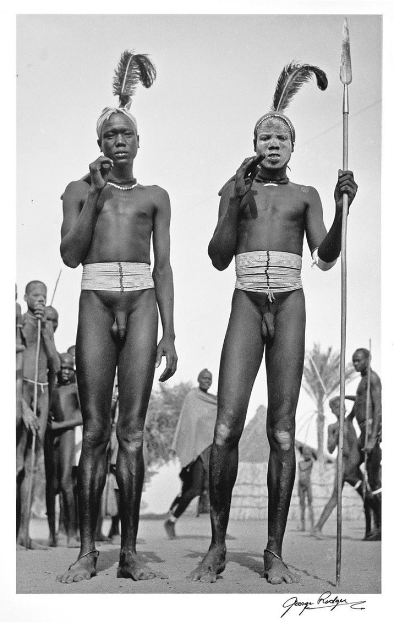 Auf diesem Bild ist das folgende Kunstwerk zu sehen: George Rodger. „Dinka Boys at Duk Fadiat, South Sudan“/ „Dinka Girls at Duk Fadiat, South Sudan“. 1948.