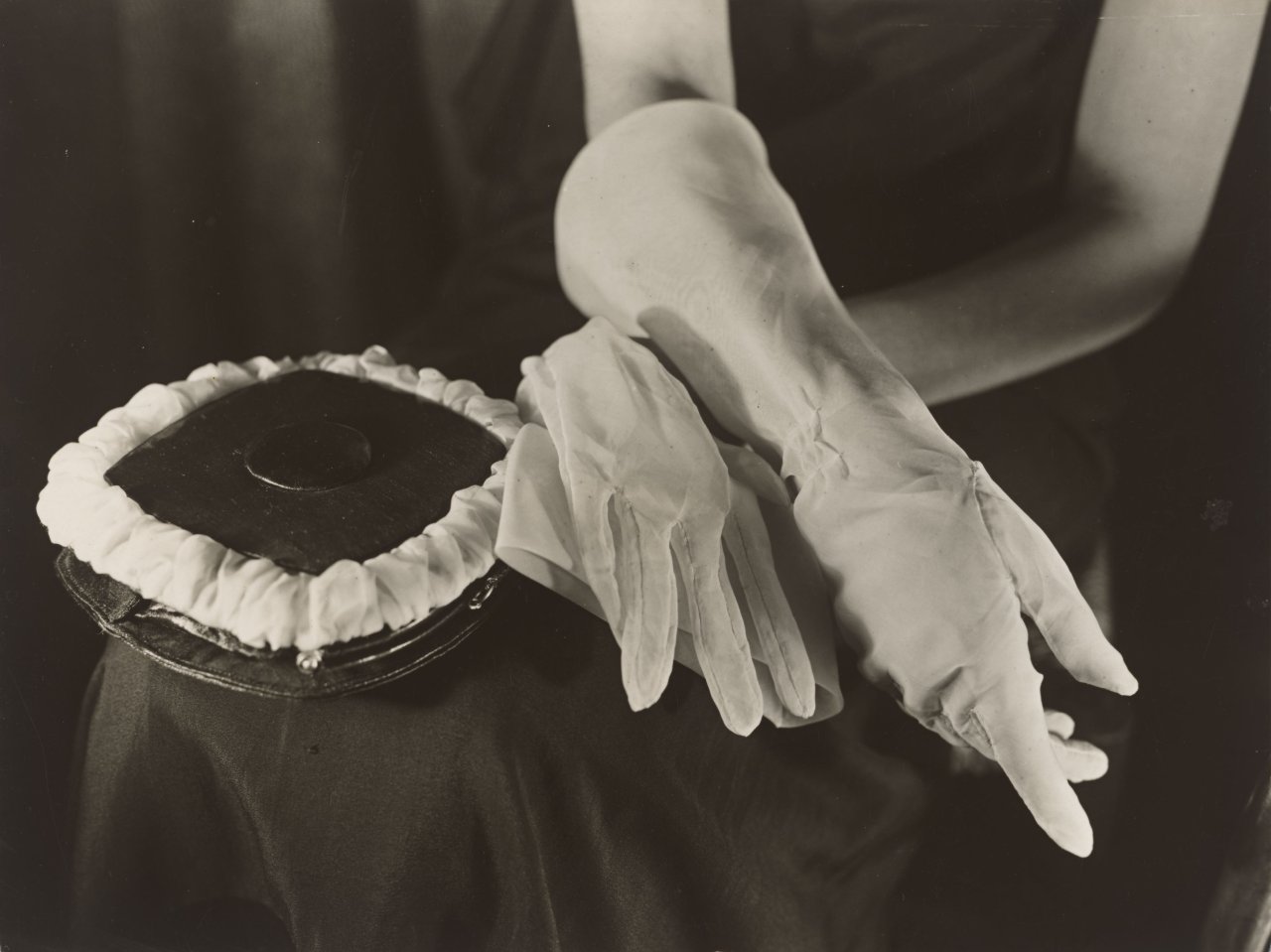 Auf diesem Bild ist das folgende Kunstwerk zu sehen: Germaine Krull. Des Gants Blancs / Collier de Lakhovsky. 1925 und 1926.