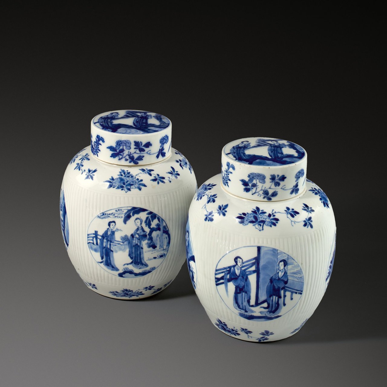 Auf diesem Bild ist das folgende Kunstwerk zu sehen:  Chinesisch, Kangxi-Periode. Paar Blau-Weiß-Ingwertöpfe mit figürlichen Motiven aus Jingdezhen (Provinz Jiangxi).