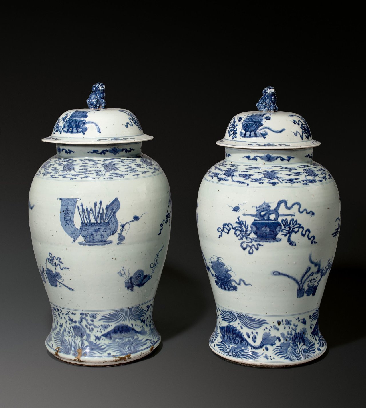 Auf diesem Bild ist das folgende Kunstwerk zu sehen:  Chinesisch, Kangxi-Periode. Paar Deckelvasen. 17./18. Jahrhundert.