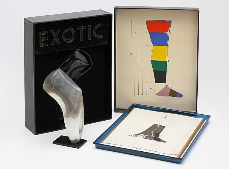 Auf diesem Bild ist das folgende Kunstwerk zu sehen: Allen Jones. „Shoe Box“. 1968.