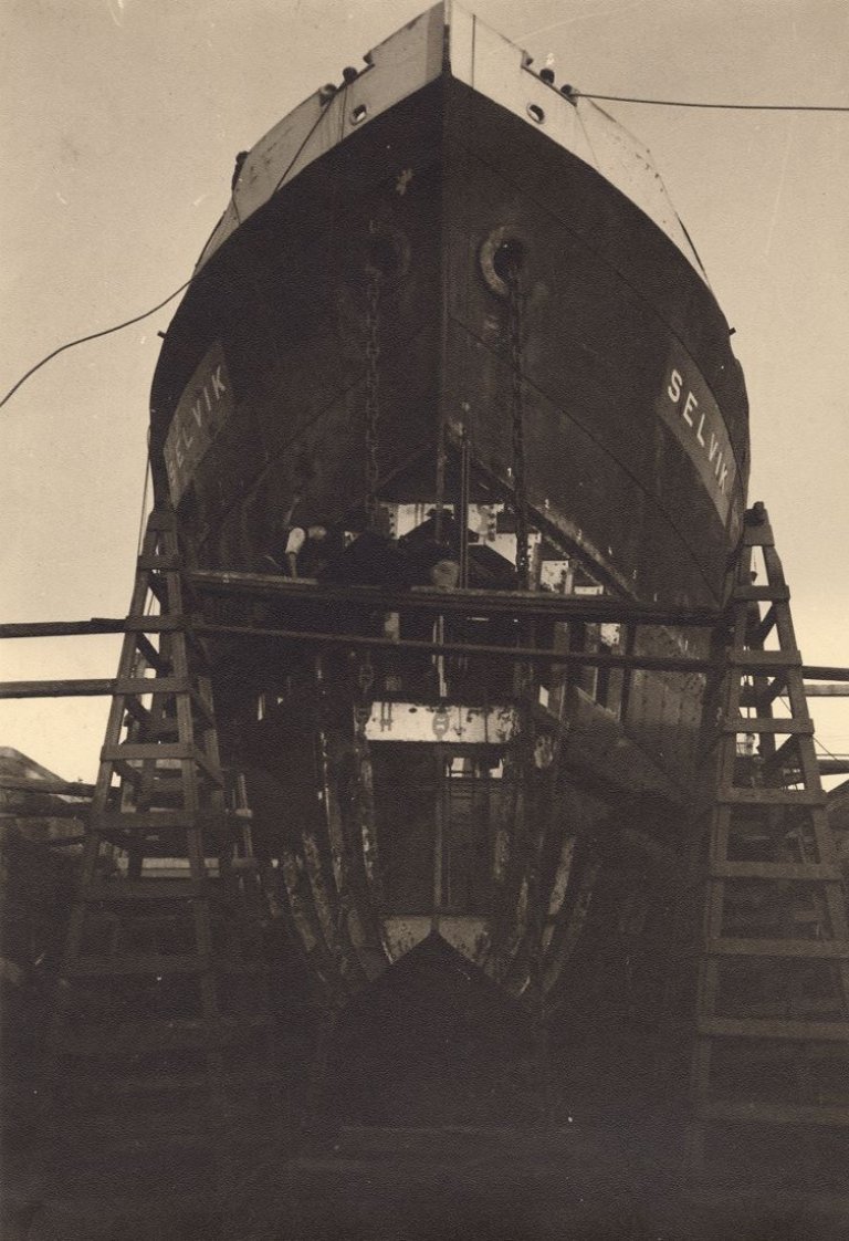 Auf diesem Bild ist das folgende Kunstwerk zu sehen: Nikolaï Kossikoff. Ohne Titel (Seehafen Gent, Belgien). Um 1935 –1939.