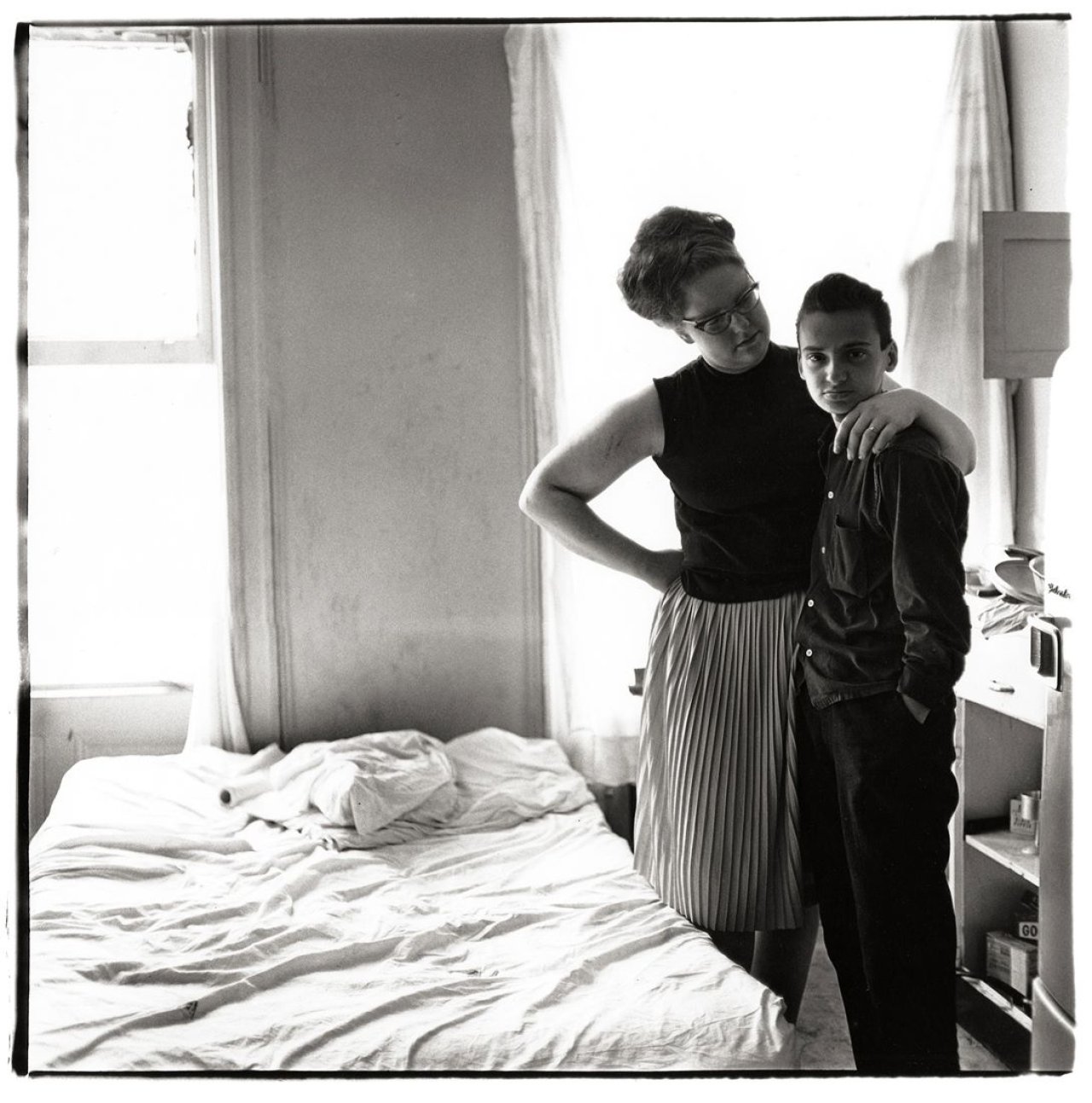 Auf diesem Bild ist das folgende Kunstwerk zu sehen: Diane Arbus. „Two Friends at home, N.Y.C.“. 1965.