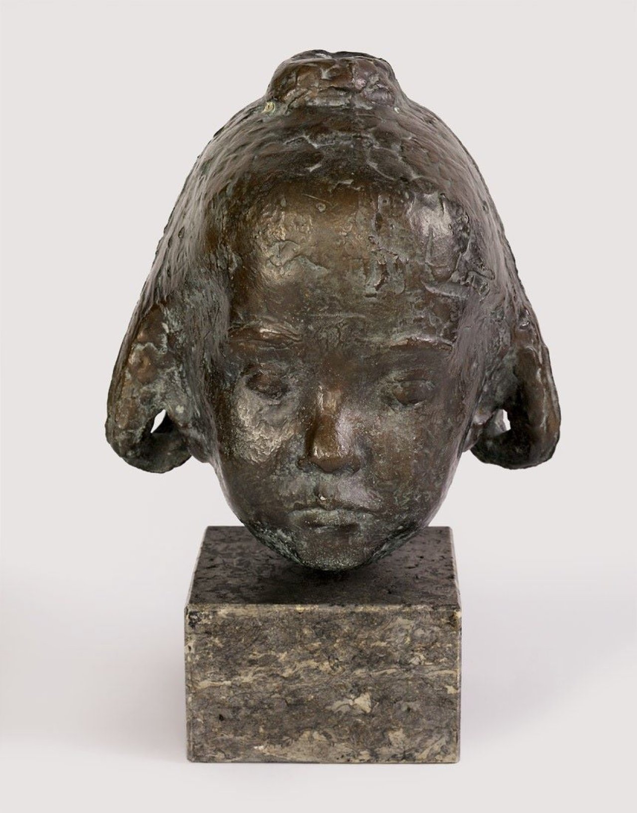 Auf diesem Bild ist das folgende Kunstwerk zu sehen: Bernhard Heiliger. „Kinderkopf Angelika (Kopf A.W.)“. 1948.