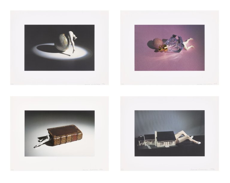 Auf diesem Bild ist das folgende Kunstwerk zu sehen: Laurie Simmons. „Lying Objects“. 1992.