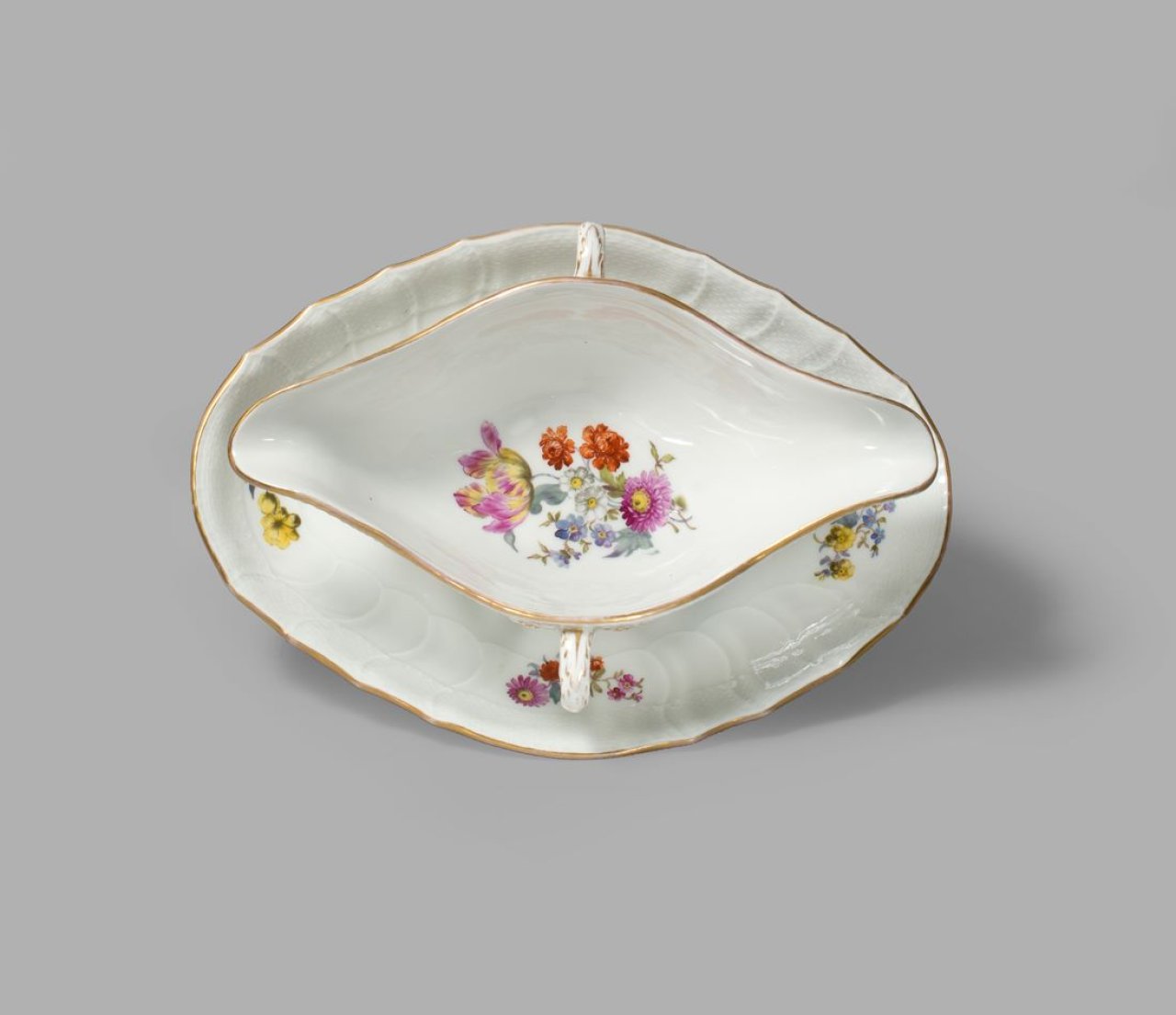 Auf diesem Bild ist das folgende Kunstwerk zu sehen:  KPM Königliche Porzellan-Manufaktur Berlin. Neun Teller, eine rechteckige Schüssel und eine Sauciere (fest auf Unterschale) Neuozier mit farbiger Blumenmalerei. Um 1770/1800.