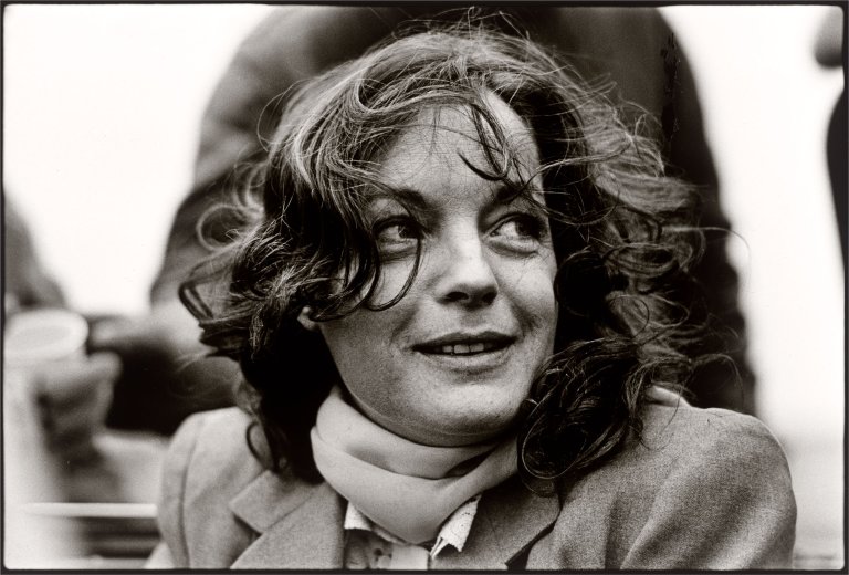 Auf diesem Bild ist das folgende Kunstwerk zu sehen: Robert Lebeck. „Romy in Berlin“. 1976.