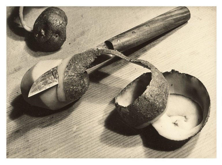 Auf diesem Bild ist das folgende Kunstwerk zu sehen: Aenne Biermann (d.i. Anna Sibylla Sternfeld). Kartoffel auf Holztisch. 1928–1932.