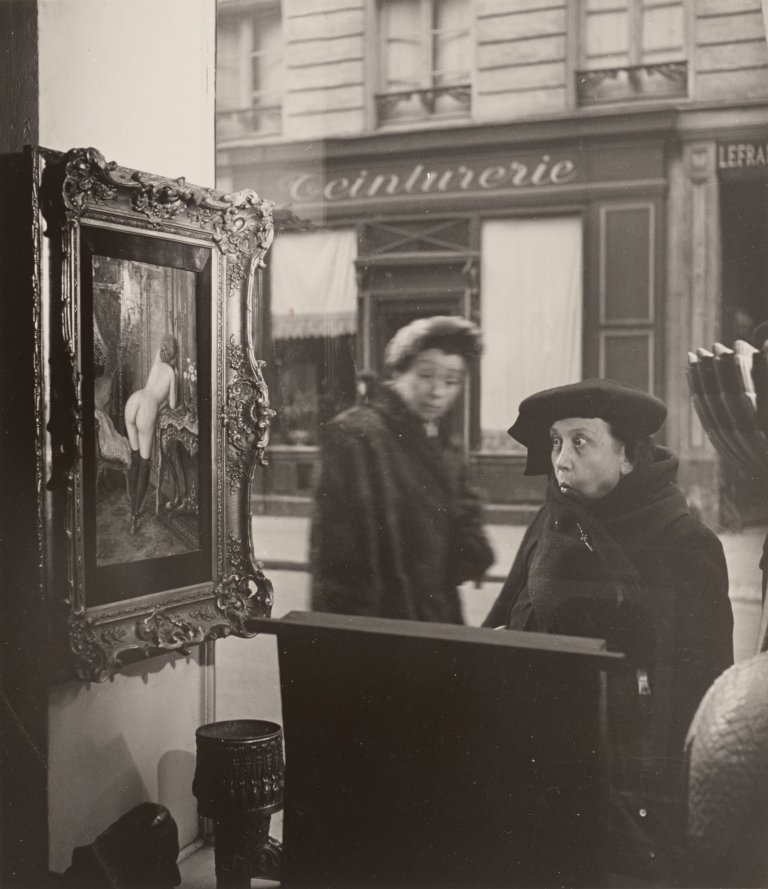 Auf diesem Bild ist das folgende Kunstwerk zu sehen: Robert Doisneau. Le Regard oblique. Vitrine de Romi, Paris. 1948.