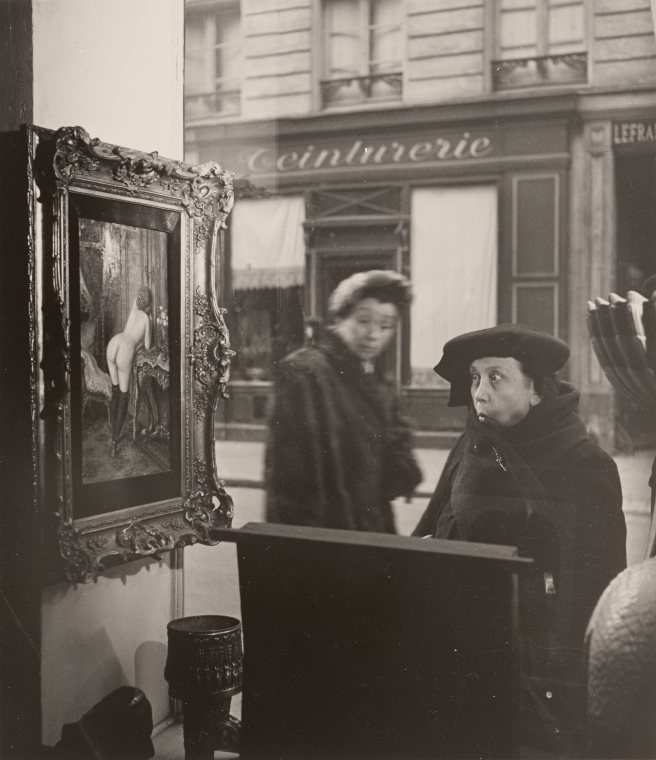 Auf diesem Bild ist das folgende Kunstwerk zu sehen: Robert Doisneau. Le Regard oblique. Vitrine de Romi, Paris. 1948.
