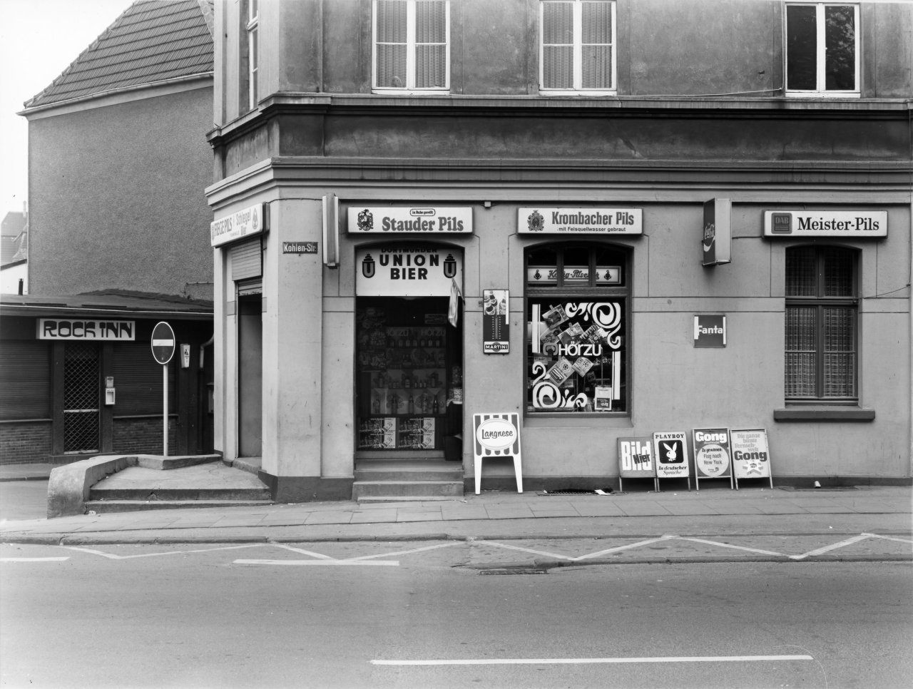 Auf diesem Bild ist das folgende Kunstwerk zu sehen: Tata Ronkholz. Bochum-Weitmar, Kohlen-Strasse, aus der Serie „Trinkhallen“, 1977–1984. 1978.